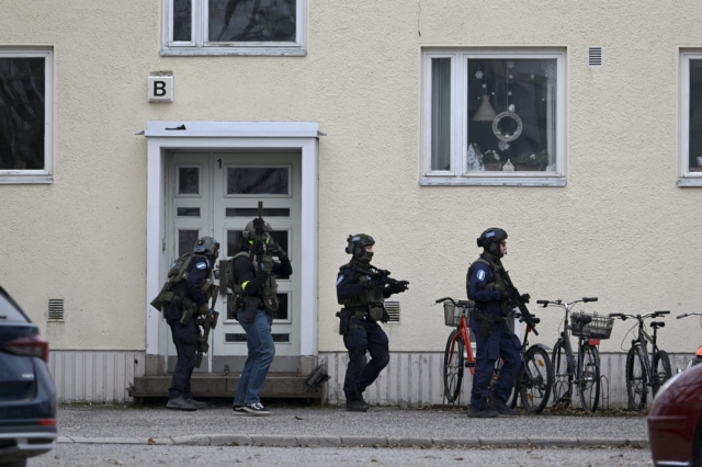 Αστυνομία έξω από το σχολείο που σημειώθηκαν οι πυροβολισμοί στη Φινλανδία