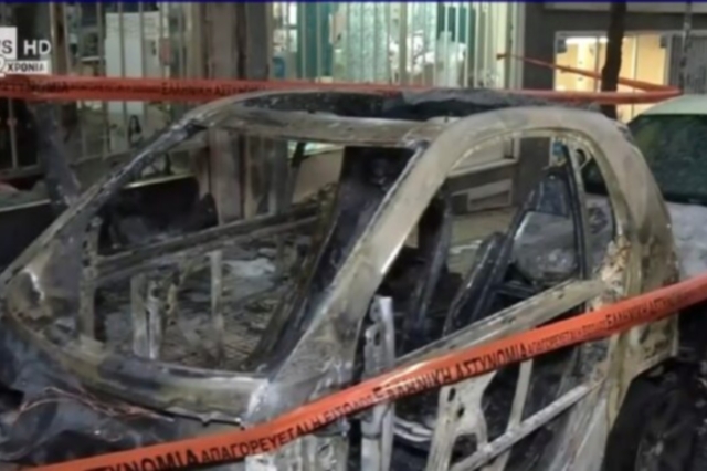 Εμπρησμός δύο αυτοκινήτων στο κέντρο της Αθήνας – Υλικές ζημιές