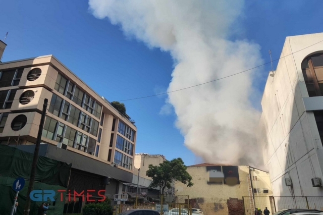 Μεγάλη φωτιά σε νυχτερινό μαγαζί στη Θεσσαλονίκη – Αποκλείστηκε η περιοχή