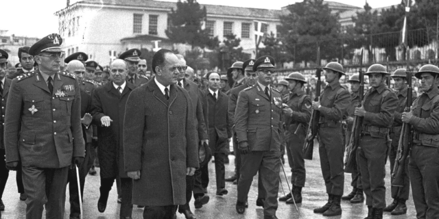 21 Απριλίου 1967: Στους δρόμους τανκς και στην πισίνα του Χίλτον τουρίστες να λιάζονται