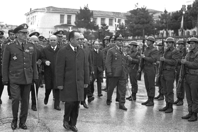 21 Απριλίου 1967: Στους δρόμους τανκς και στην πισίνα του Χίλτον τουρίστες να λιάζονται