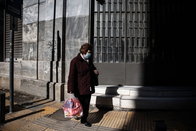 Οι αριθμοί ευημερούν και οι πολίτες φτωχαίνουν