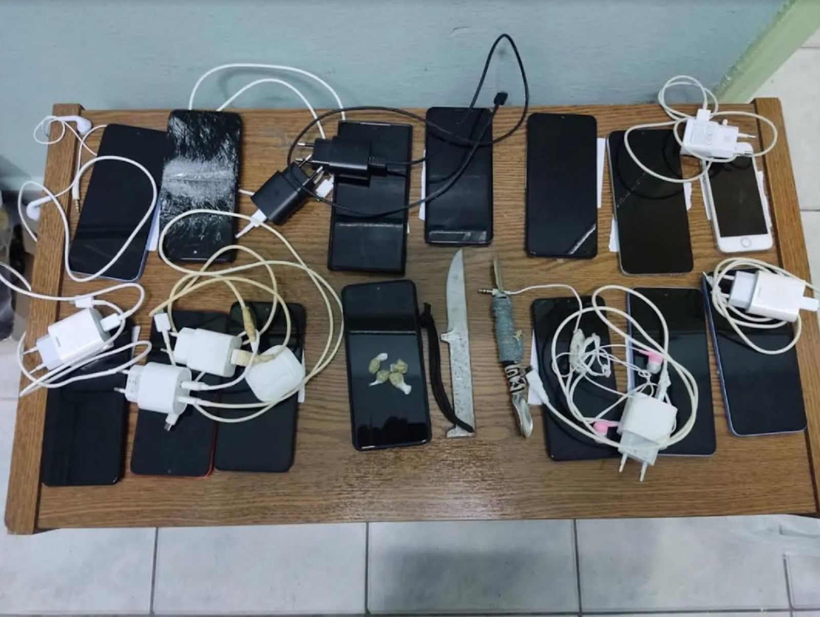 Τα αντικείμενα που κατασχέθηκαν μετά από έφοδο της ΕΛ.ΑΣ και της Δίωξης Ναρκωτικών στις φυλακές Κορυδαλλού