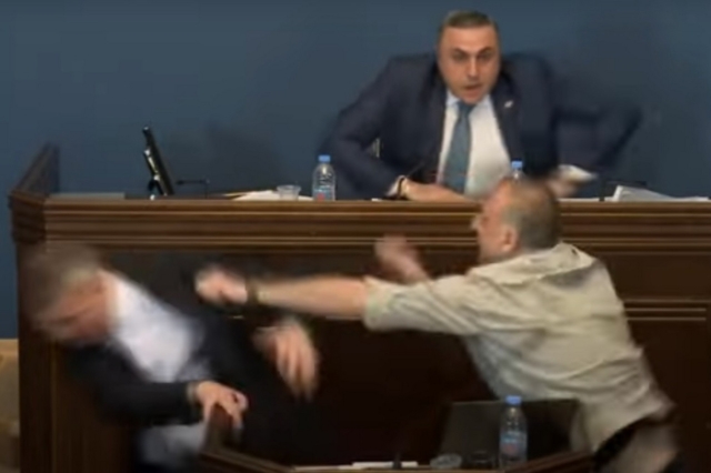 Γεωργία: Βουλευτής γρονθοκόπησε αντίπαλό του στο πρόσωπο – Βίντεο