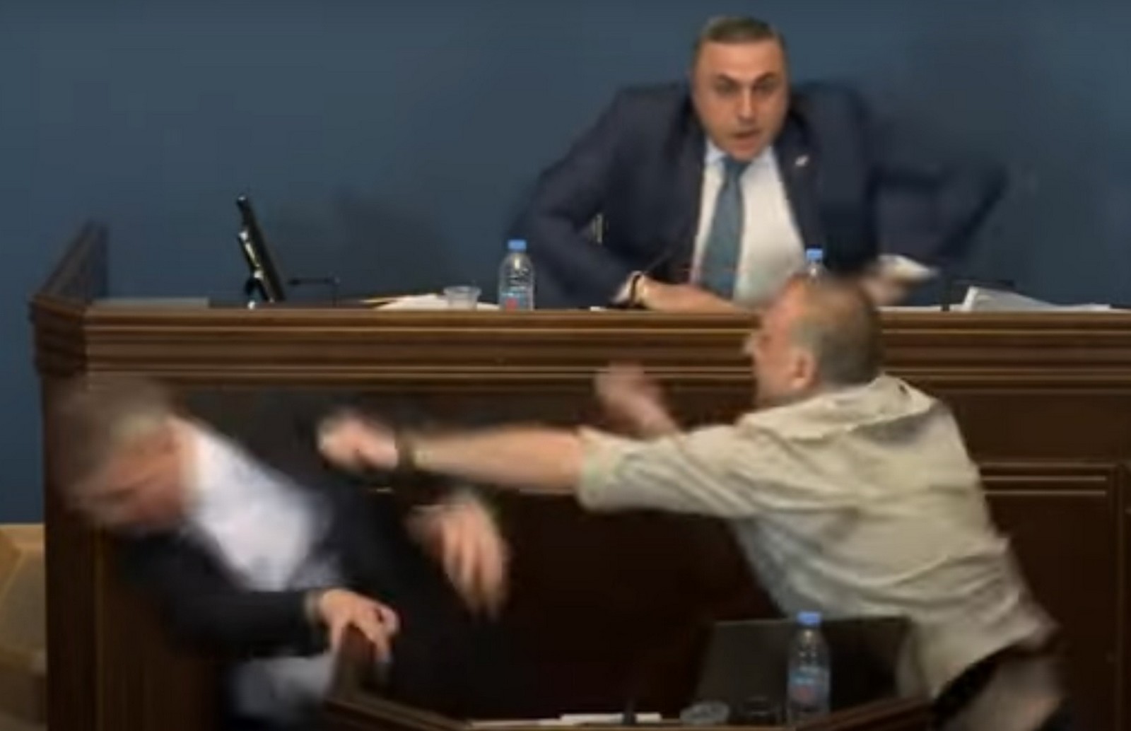 Γεωργία: Βουλευτής γρονθοκόπησε αντίπαλό του στο πρόσωπο – Βίντεο