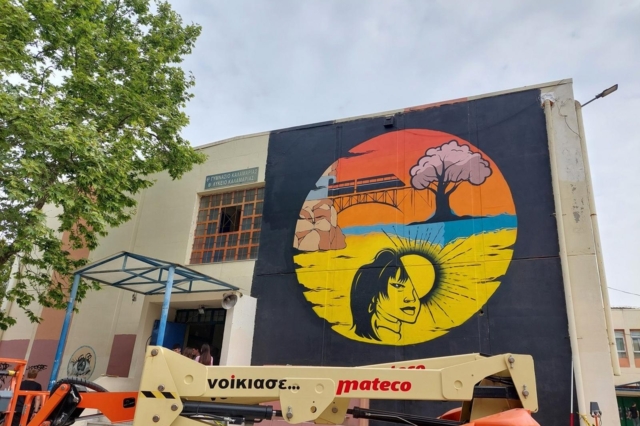 Το γκράφιτι στη μνήμη των θυμάτων των Τεμπών σε σχολείο της Καλαμαριάς