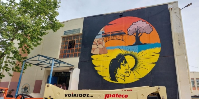 Το γκράφιτι στη μνήμη των θυμάτων των Τεμπών σε σχολείο της Καλαμαριάς