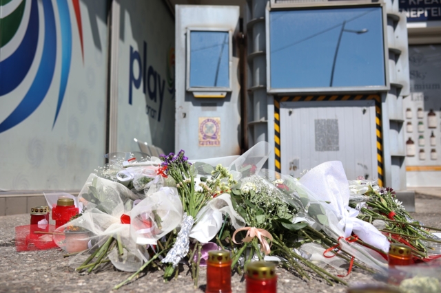 Λουλούδια στη μνήμη της 28χρονης Κυριακής Γρίβα, που δολοφονήθηκε από τον πρώην σύντροφό της έξω από το ΑΤ Αγίων Αναργύρων