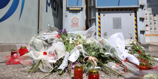 Λουλούδια στη μνήμη της 28χρονης Κυριακής Γρίβα, που δολοφονήθηκε από τον πρώην σύντροφό της έξω από το ΑΤ Αγίων Αναργύρων