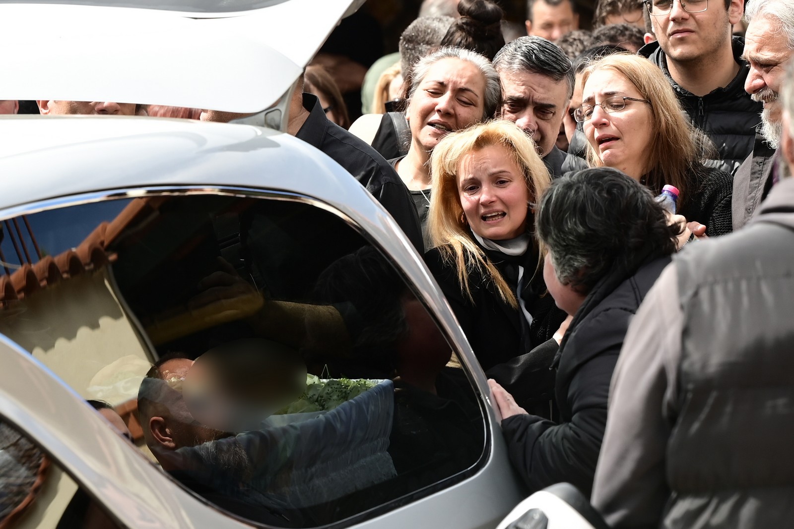 Κηδεία, από τον Ιερό Ναό Αγίου Νεκταρίου στα Άνω Λιόσια, της 28χρονης Κυριακής που έπεσε νεκρή μετά από την επίθεση του πρώην συντρόφου της έξω από Αστυνομικό Τμήμα των Αγίων Αναργύρων