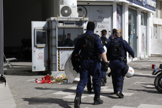 Έξω από το ΑΤ Αγίων Αναργύρων, όπου δολοφονήθηκε η 28χρονη, το βράδυ της Δευτέρας (1/4)