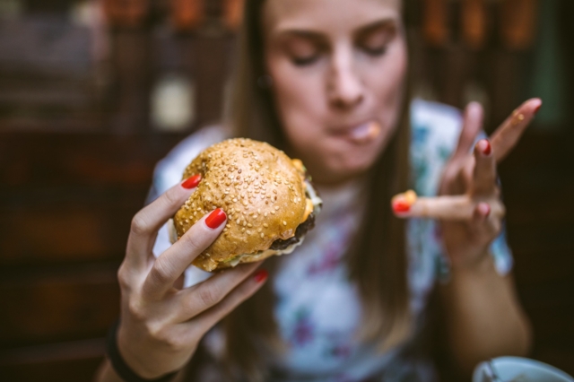 Γυναίκα τρώει burger