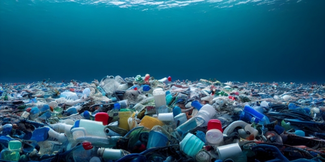 Οι σοκαριστικοί αριθμοί των πλαστικών στις θάλασσες – Τι κάνει η Ε.Ε. για να τα μειώσει