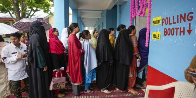 Γυναίκες βρίσκονται στην ουρά για να ψηφίσουν σε θάλαμο μόνο για γυναίκες κατά τη διάρκεια του πρώτου γύρου της ψηφοφορίας των εθνικών εκλογών της Ινδίας