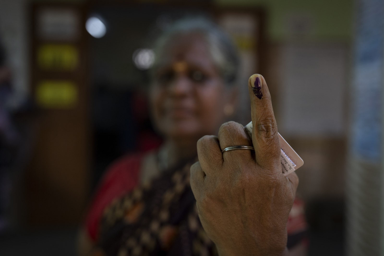 Μια γυναίκα δείχνει το ανεξίτηλο σημάδι μελανιού στο δάχτυλό της μετά τη άσκηση του εκλογικού της δικαιώματος κατά τη διάρκεια του πρώτου γύρου της ψηφοφορίας των εθνικών εκλογών της Ινδίας στο Τσενάι