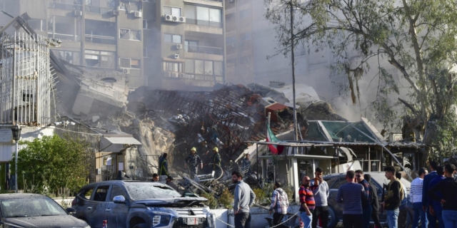 Μια ισραηλινή αεροπορική επιδρομή κατέστρεψε το προξενικό τμήμα της πρεσβείας του Ιράν στη Συρία, σκοτώνοντας έναν ανώτερο Ιρανό στρατιωτικό σύμβουλο και περίπου 7 ακόμα ανθρώπους,