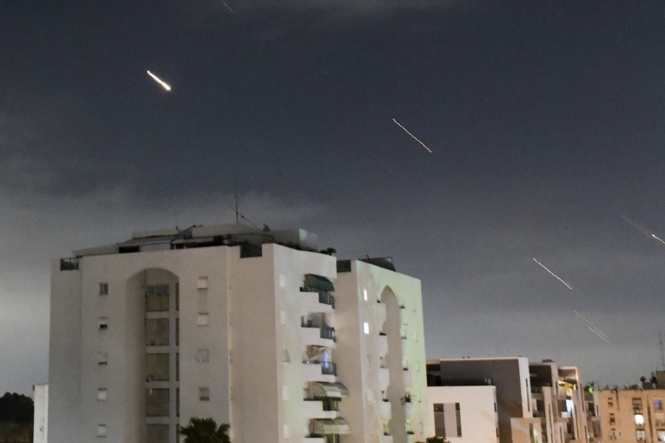 Το ισραηλινό σύστημα αεράμυνας Iron Dome αναχαιτίζει πυραύλους που εκτοξεύθηκαν από το Ιράν