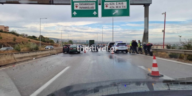 Θεσσαλονίκη: Καραμπόλα στον Περιφερειακό – Σύγκρουση στρατιωτικού λεωφορείου και απορριμματοφόρου με 3 ΙΧ