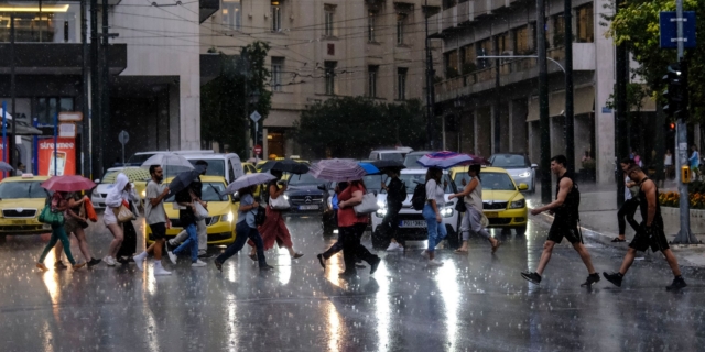 Κακοκαιρία: Ισχυρή καταιγίδα στην Αττική – Προβλήματα στους δρόμους
