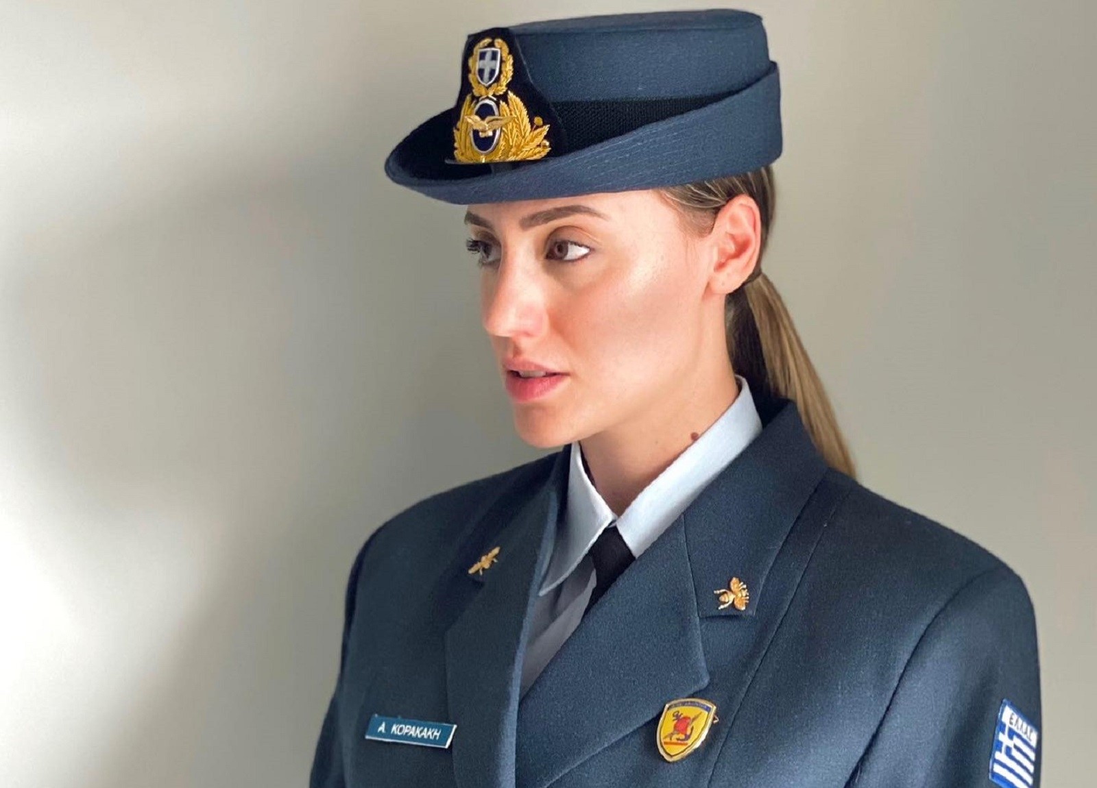 Η Άννα Κορακάκη ορκίζεται Ανθυποσμιναγός της Πολεμικής Αεροπορίας