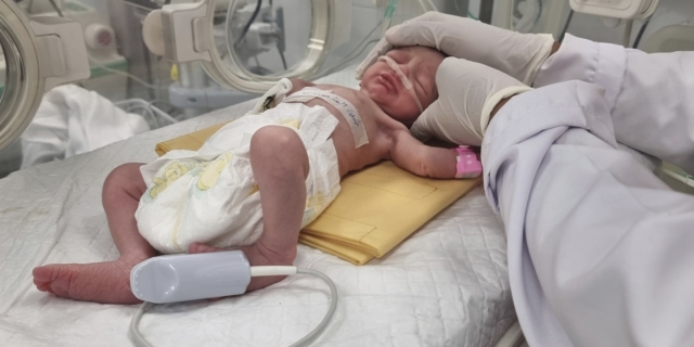 Κοριτσάκι στη Ράφα, της Λωρίδας της Γάζας γεννήθηκε με καισαρική μετά τον θάνατο της μητέρας του