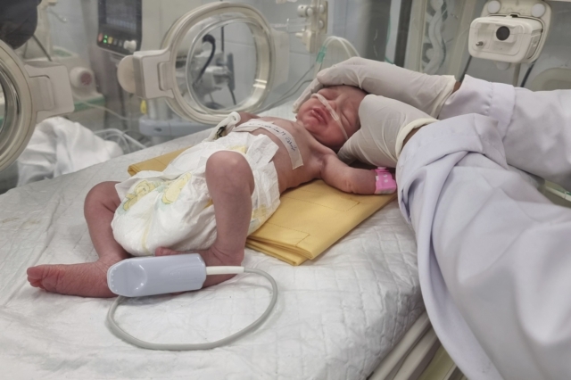 Κοριτσάκι στη Ράφα, της Λωρίδας της Γάζας γεννήθηκε με καισαρική μετά τον θάνατο της μητέρας του