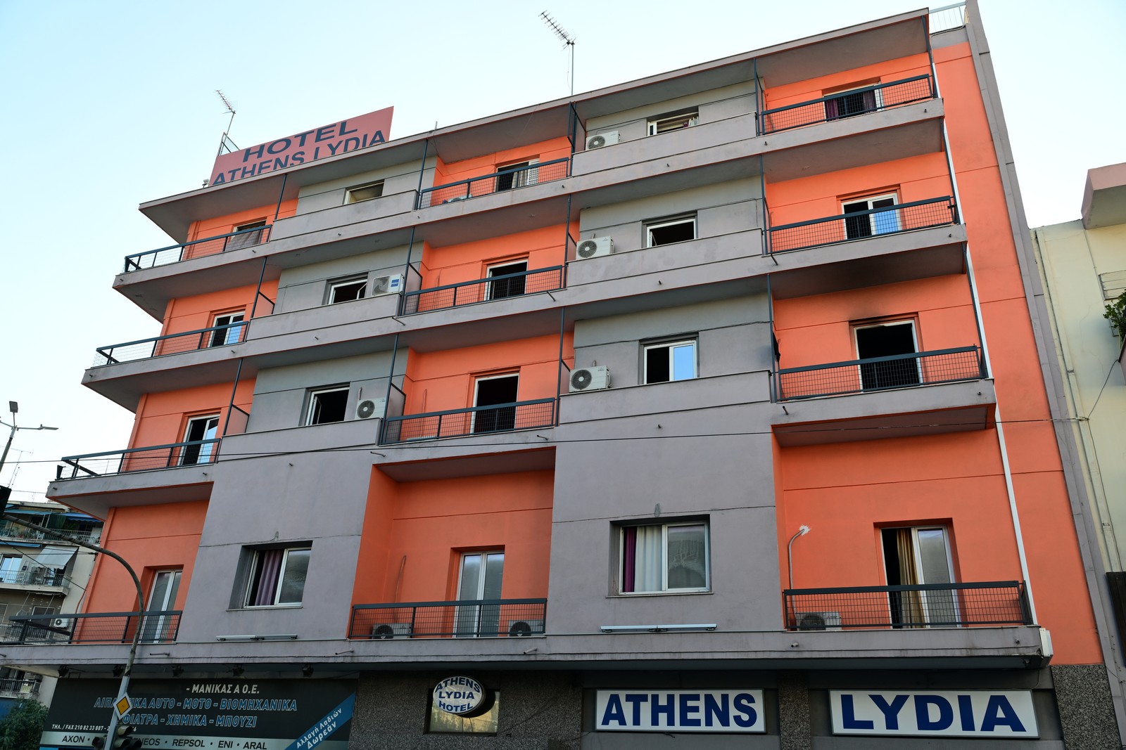 Φωτιά σε ξενοδοχείο στη Λιοσίων