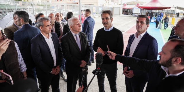 Επίσκεψη του Πρωθυπουργού Κυριάκου Μητσοτάκη στην Λέσβο, Παρασκευή 19 Απριλίου 2024. Στιγμιότυπο από το τελωνείο Μυτιλήνης, όπου συναντήθηκε με Τούρκους τουρίστες και συνομίλησε με άντρες του Λιμενικού.