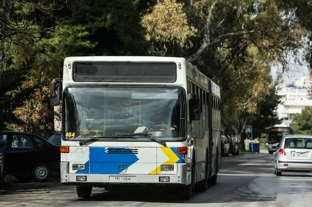 Κολωνός: Οδηγός πάτησε με το λεωφορείο συνάδελφό του μετά από καυγά