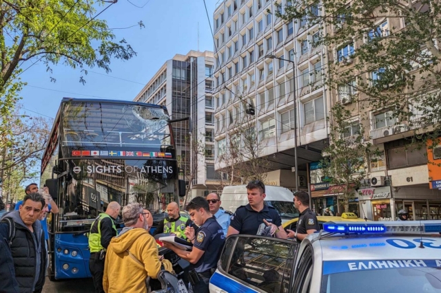 Ατύχημα στην οδό Πανεπιστημίου στο κέντρο της Αθήνας όταν ένα καλώδιο κόπηκε από τρόλεϊ και έπεσε σε τουριστικό λεωφορείο, με αποτέλεσμα να σπάσουν τζάμια και τραυματισμοί