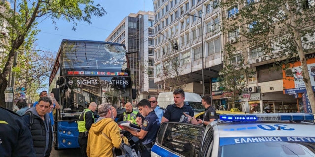 Ατύχημα στην οδό Πανεπιστημίου στο κέντρο της Αθήνας όταν ένα καλώδιο κόπηκε από τρόλεϊ και έπεσε σε τουριστικό λεωφορείο, με αποτέλεσμα να σπάσουν τζάμια και τραυματισμοί