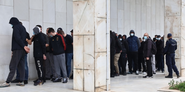 Μεταγωγή συλληφθέντων που φέρονται να σχετίζονται με τον θάνατο του αστυνομικού Γιώργου Λυγγερίδη