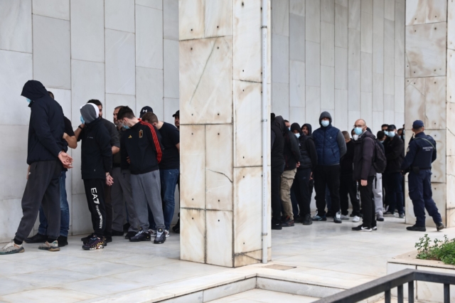 Μεταγωγή συλληφθέντων που φέρονται να σχετίζονται με τον θάνατο του αστυνομικού Γιώργου Λυγγερίδη