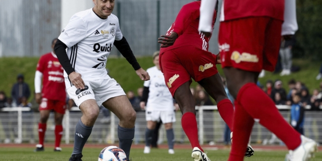 Ο Γάλλος πρόεδρος Εμμανουέλ Μακρόν σε ποδοσφαρικό αγώνα για φιλανθρωπικό σκοπό