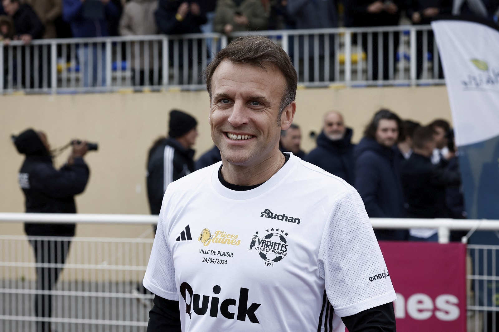 Ο Γάλλος πρόεδρος Εμμανουέλ Μακρόν σε ποδοσφαρικό αγώνα για φιλανθρωπικό σκοπό