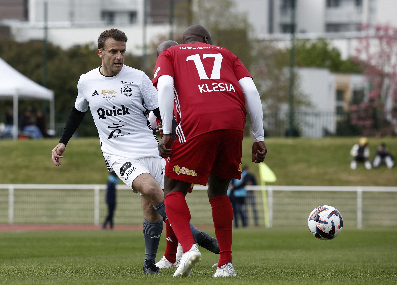 Ο Γάλλος πρόεδρος Εμμανουέλ Μακρόν σε ποδοσφαρικό αγώνα για φιλανθρωπικό σκοπό