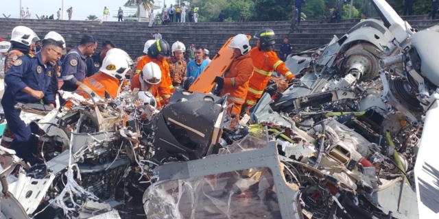 Συντρίμμια του ενός ελικοπτέρου σε στίβο στην πόλη Λουμούτ της Μαλαισίας