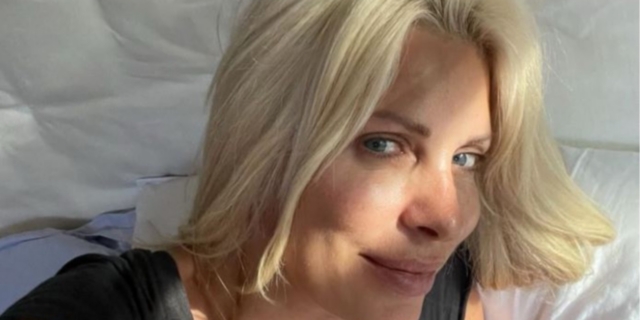Ελένη Μενεγάκη: Ποζάρει στο κρεβάτι και “με την τσίμπλα στο μάτι” χωρίς μακιγιάζ