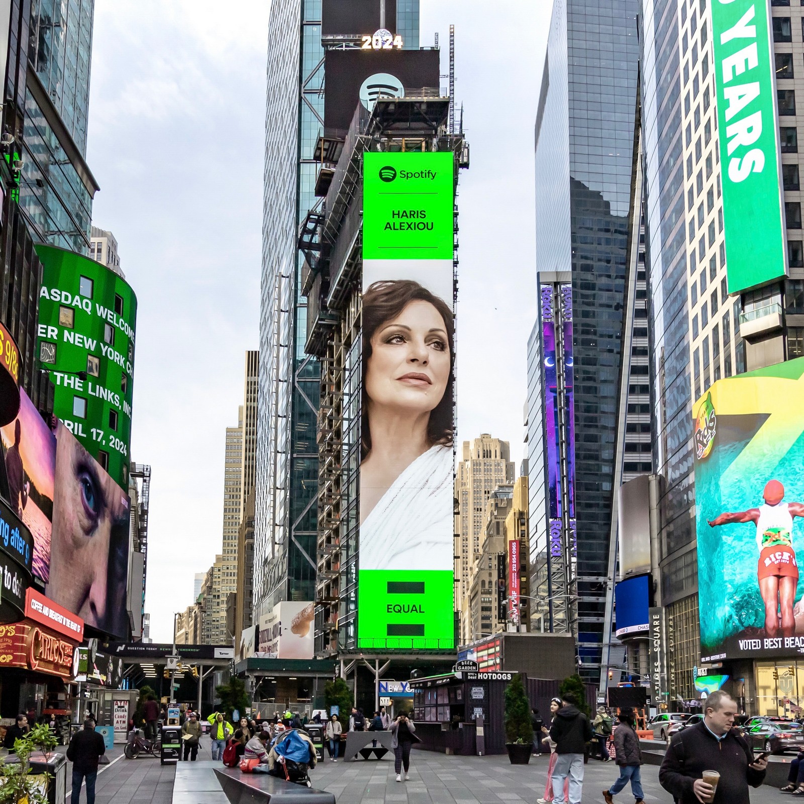 Η Χάρις Αλεξίου σε billboard στην Times Square