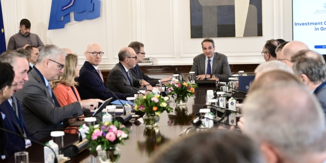 Ο Κυριάκος Μητσοτάκης με τους επικεφαλής εταιρειών και ενώσεων μελών της Διεθνούς Ομοσπονδίας Φαρμακευτικών Βιομηχανιών