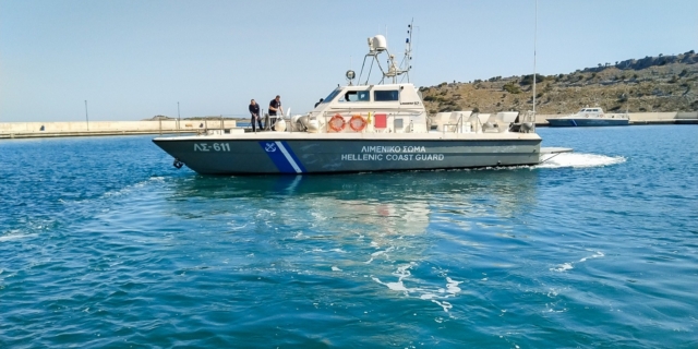 Σκάφος του Λιμενικού στο ναυάγιο στη Χίο