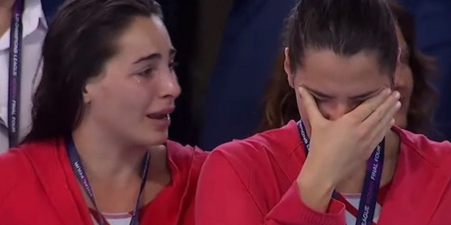 Δάκρυα συγκίνησης για τις παίκτριες του Ολυμπιακού: Αποθεώθηκαν κατά την απονομή του ασημένιου μεταλλίου