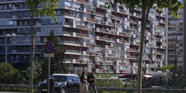 Ένα ζευγάρι αναζητά σπίτι στην Ισπανία
