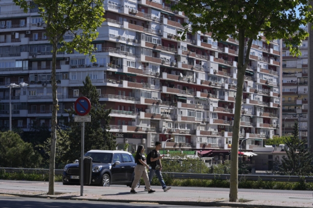 Ένα ζευγάρι αναζητά σπίτι στην Ισπανία