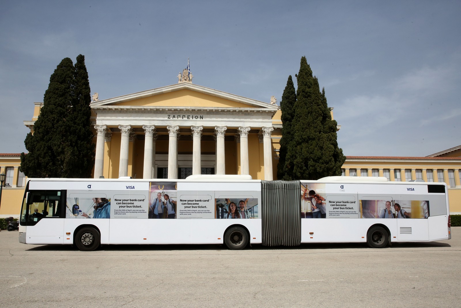Λεωφορείο εξοπλισμένο με το νέο σύστημα αγοράς εισητηρίου εντός του οχήματος μέσω τραπεζικής κάρτας είναι σταθμευμένο έξω από το Ζάππειο Μέγαρο, Αθήνα, Τετάρτη 24 Απριλίου 2024. ΑΠΕ-ΜΠΕ