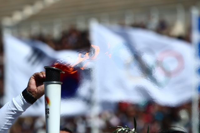 Η Αθήνα παραδίδει την Ολυμπιακή Φλόγα στο “Παρίσι 2024” – LIVE ΕΙΚΟΝΑ
