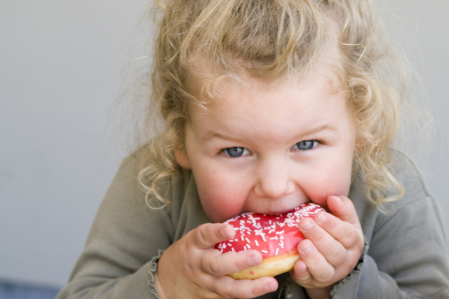 Παιδί 3 ετών τρώει ντόνατ με γλάσο ζάχαρης