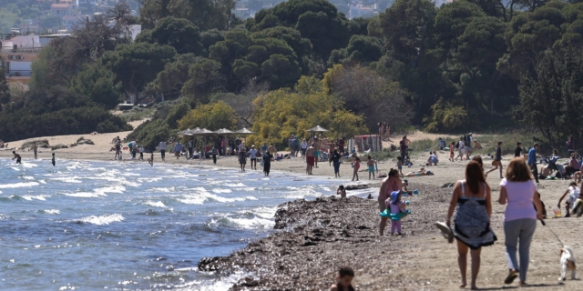 Κόσμος σε παραλία της Αττικής