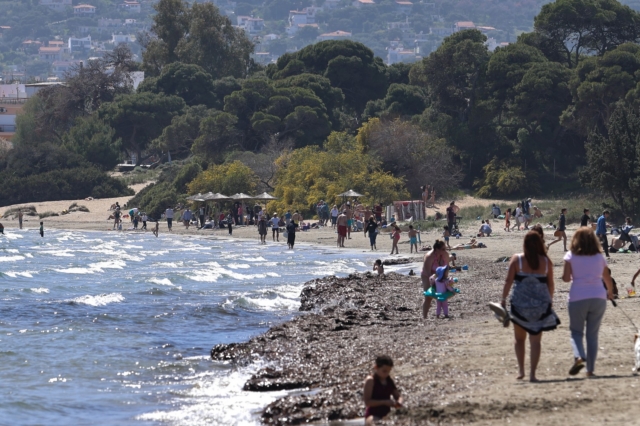 Κόσμος σε παραλία της Αττικής