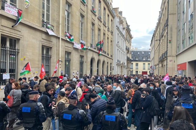 Αστυνομικοί παρακολουθούν φοιτητές έξω από το πανεπιστήμιο Sciences-Po την Παρασκευή 26 Απριλίου 2024 στο Παρίσι.